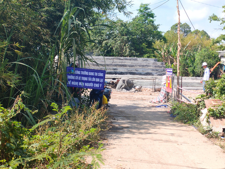 Trước đây, phương tiện lớn dùng để thi công tuyến tránh Quốc lộ 30 băng ngang lộ nông thôn không có công nhân giám sát, báo hiệu người đi đường dẫn đến nguy cơ mất an toàn giao thông. Hiện khu vực này đã cho gắn biển báo “Công trường đang thi công, thường có xe trọng tải lớn qua lại, đề nghị mọi người chú ý”. (Ảnh: HỮU NGHĨA)