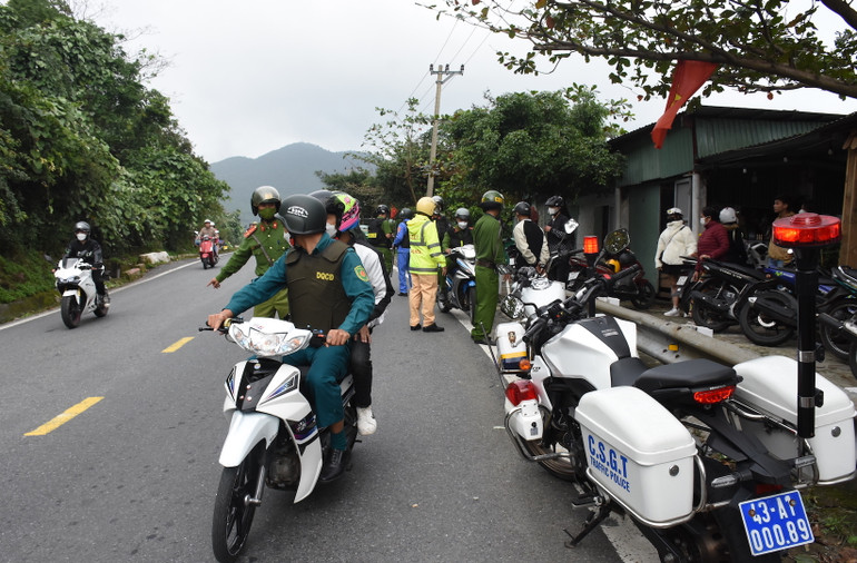 Đưa người và phương tiện vi phạm về trạm xử lý.