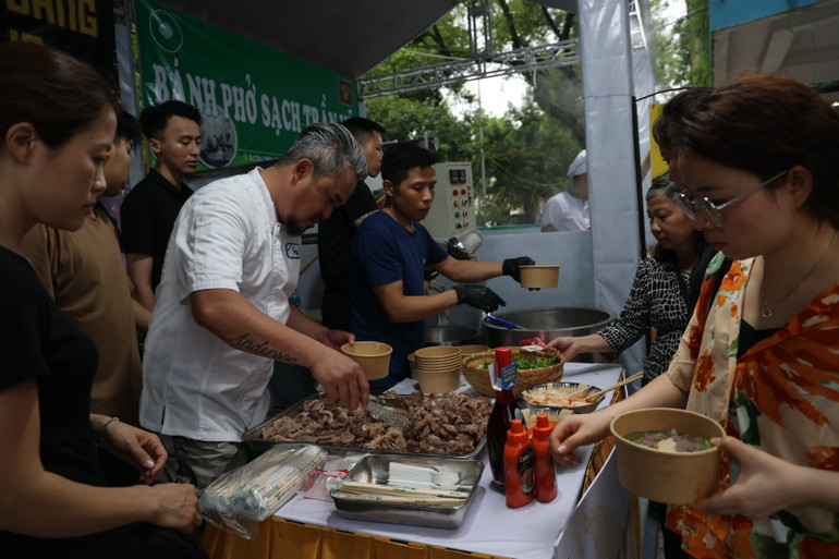 Một trong những hàng phở tặng phở miễn phí cho người dân và du khách. Một trong những hàng phở tặng phở miễn phí cho người dân và du khách.