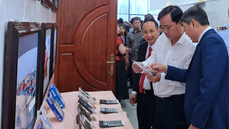 Chủ tịch Ủy ban nhân dân tỉnh Cà Mau Huỳnh Quốc Việt (áo trắng) tham quan các gian hàng trưng bày sản phẩm nhận diện hàng gian, hàng giả tại hội thảo.