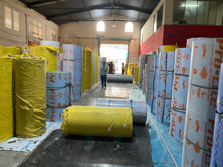 Tang vật tấm lợp lấy sáng ở nhà kho tại thời điểm kiểm tra. (Ảnh: Quản lý thị trường Thành phố Hồ Chí Minh cung cấp). Tang vật tấm lợp lấy sáng ở nhà kho tại thời điểm kiểm tra. (Ảnh: Quản lý thị trường Thành phố Hồ Chí Minh cung cấp).