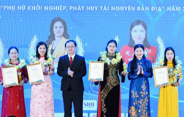 Bộ trưởng Khoa học và công nghệ Huỳnh Thành Đạt trao giải Nhì cuộc thi "Phụ nữ khởi nghiệp, phát huy tài nguyên bản địa" năm 2023 cho các tác giả.