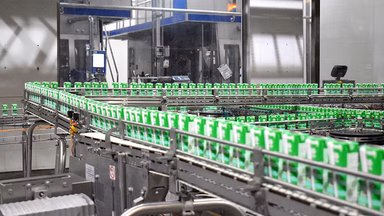 Hệ thống nhà máy của Vinamilk không ngừng được đầu tư, mở rộng theo các tiêu chuẩn cao nhất của quốc tế để kịp đáp ứng tốc độ tăng trưởng kinh doanh của công ty. Hệ thống nhà máy của Vinamilk không ngừng được đầu tư, mở rộng theo các tiêu chuẩn cao nhất của quốc tế để kịp đáp ứng tốc độ tăng trưởng kinh doanh của công ty.