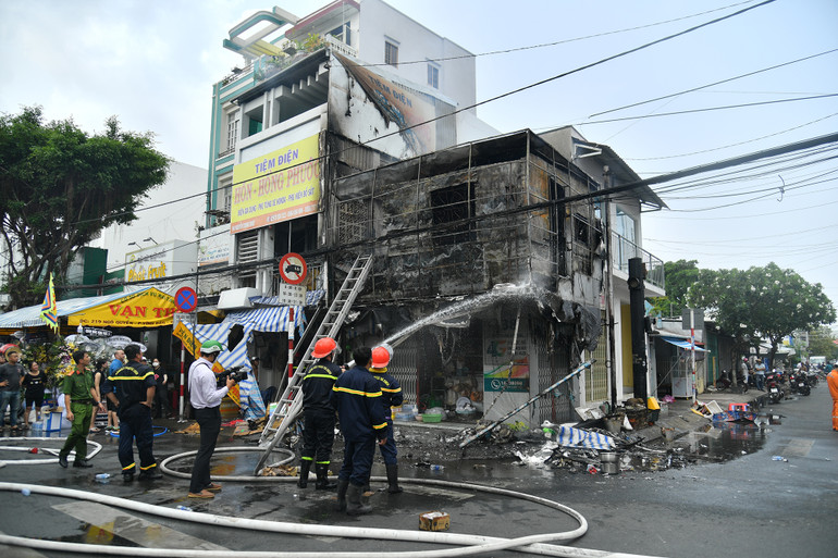 Một căn nhà bị cháy hoàn toàn. (Ảnh: PHƯƠNG VŨ)