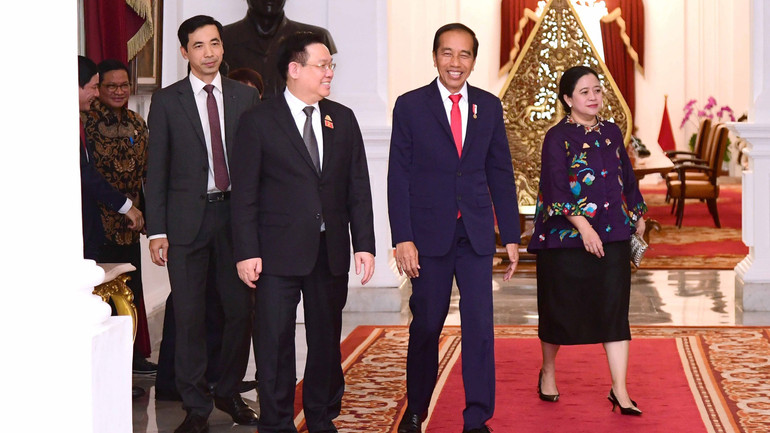 Tổng thống Joko Widodo nồng nhiệt chào mừng và đánh giá cao ý nghĩa chuyến thăm Indonesia của Chủ tịch Quốc hội Vương Đình Huệ nhân dịp kỷ niệm 10 năm thiết lập Quan hệ Đối tác Chiến lược Việt Nam-Indonesia (2013-2023). (Ảnh: TTXVN)