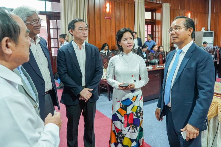 Bí thư Tỉnh ủy Long An Nguyễn Văn Được (phải) trao đổi trực tiếp với doanh nghiệp tại Hội nghị.