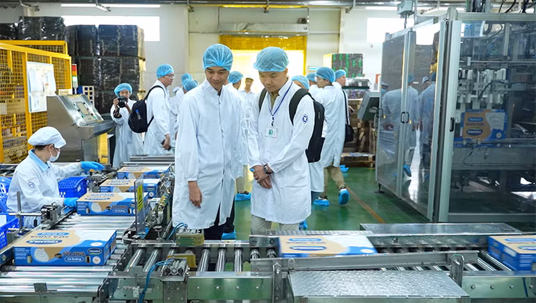 Các đối tác nhập khẩu được thuyết phục khi trực tiếp đến tìm hiểu về hệ thống trang trại và nhà máy của Vinamilk. (Ảnh: Vi Nam)