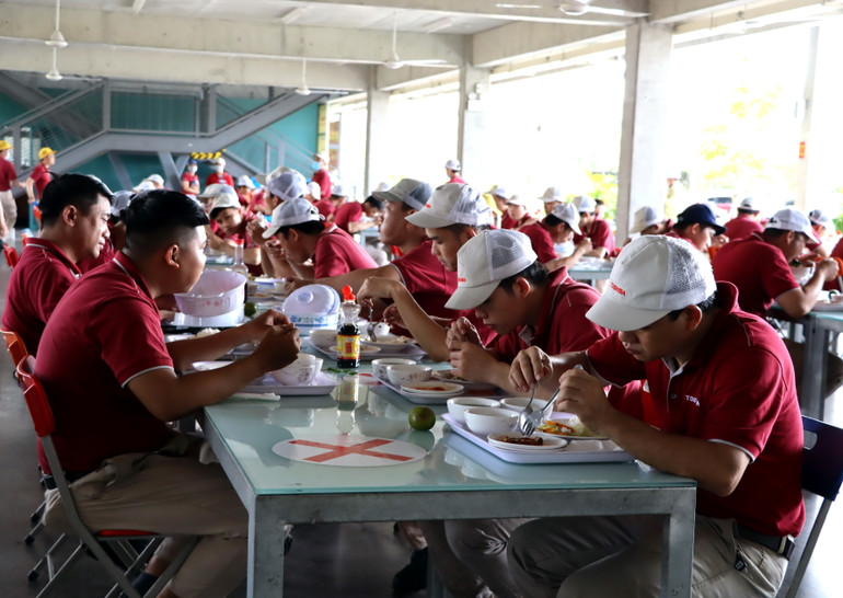 Mỗi bữa ăn có trị giá 30 nghìn đồng. Ngoài bữa ăn chính, còn có bữa ăn phụ được phục vụ với trị giá 20 nghìn đồng/phần. Các bữa ăn chính và bữa phụ sẽ được công ty chi trả 100%.