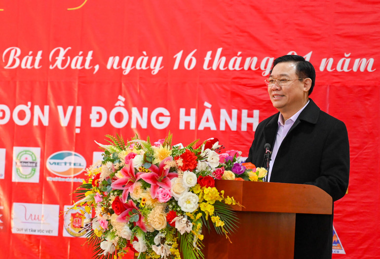 Chủ tịch Quốc hội Vương Đình Huệ phát biểu thăm hỏi, chúc Tết tại chương trình.