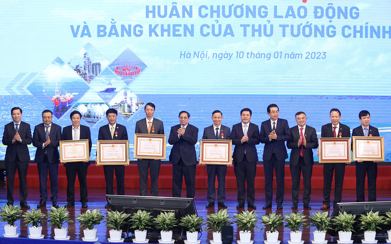 Thủ tướng Phạm Minh Chính cùng tập thể lãnh đạo Tập đoàn Dầu khí quốc gia Việt Nam và các cá nhân có thành tích xuất sắc.