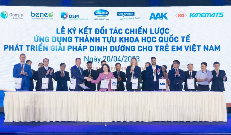 Ngay trước thềm ĐHĐCĐ, Vinamilk đã ký kết thành công hợp tác chiến lược với 6 tập đoàn dinh dưỡng hàng đầu thế giới để phát triển các sản phẩm sữa bột trẻ em.