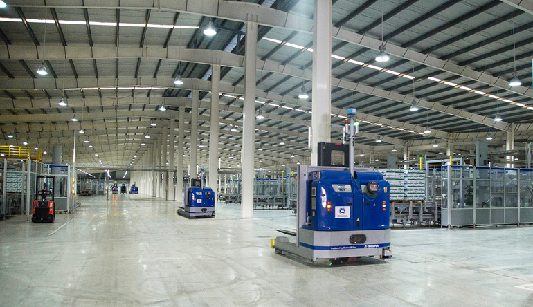 Hệ thống robot LGV tại Nhà máy sữa Việt Nam (Vinamilk).