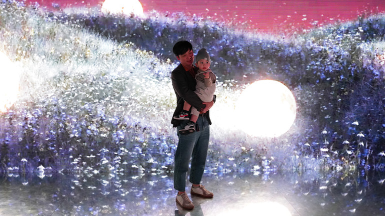 Khách tham quan sự kiện cũng thích thú trải nghiệm không gian nghệ thuật đa giác quan đặc sắc cùng Vinamilk Green Farm. (Ảnh: Vi Nam) Khách tham quan sự kiện cũng thích thú trải nghiệm không gian nghệ thuật đa giác quan đặc sắc cùng Vinamilk Green Farm. (Ảnh: Vi Nam)