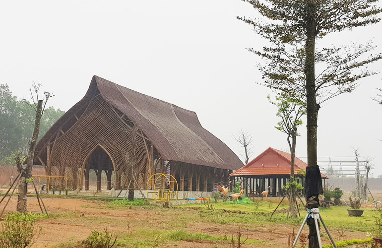 Nhiều công trình được xây dựng trong khuôn viên.