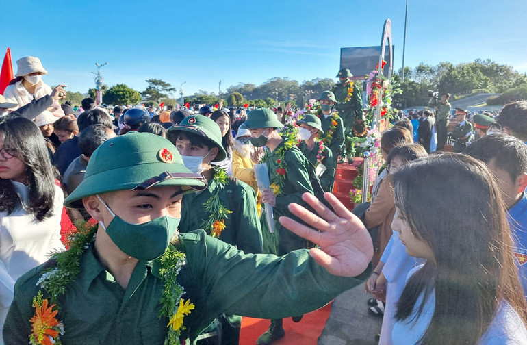 Các tân binh phấn khởi lên đường làm nhiệm vụ xây dựng và bảo vệ Tổ quốc.