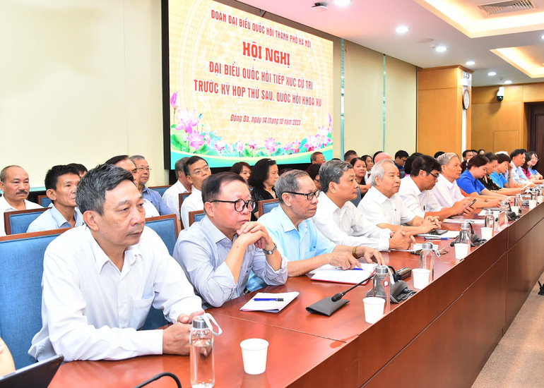 Cử tri Đơn vị bầu cử số 1 thành phố Hà Nội (gồm các quận: Đống Đa, Ba Đình và Hai Bà Trưng) tham dự buổi tiếp xúc sáng 14/10.