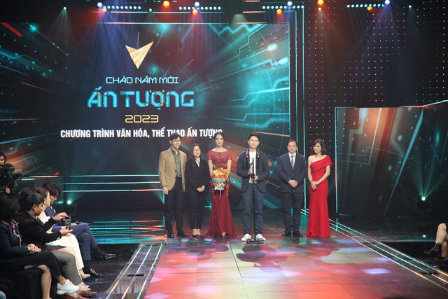 Trao Giải thưởng hạng mục Chương trình Văn hóa và Thể thao ấn tượng cho ê-kip thực hiện Chương trình “Việc tử tế - Vì đất nước cần những trái tim”.