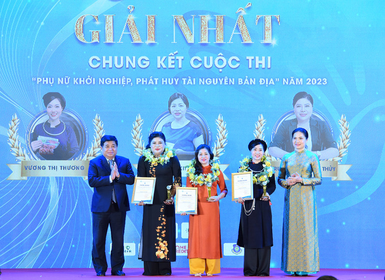 Bộ trưởng Kế hoạch và đầu tư Nguyễn Chí Dũng trao giải Nhất cuộc thi "Phụ nữ khởi nghiệp, phát huy tài nguyên bản địa" năm 2023 cho các tác giả.