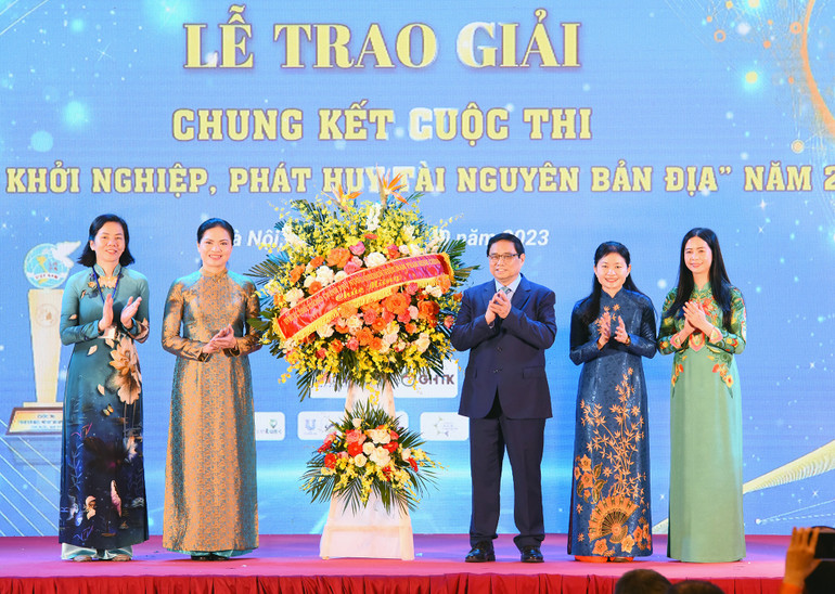 Thủ tướng Phạm Minh Chính tặng hoa chúc mừng Hội Liên hiệp phụ nữ Việt Nam.