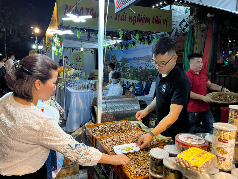 Nhiều đơn vị giới thiệu đặc sản địa phương mình tại Ngày hội Du lịch.