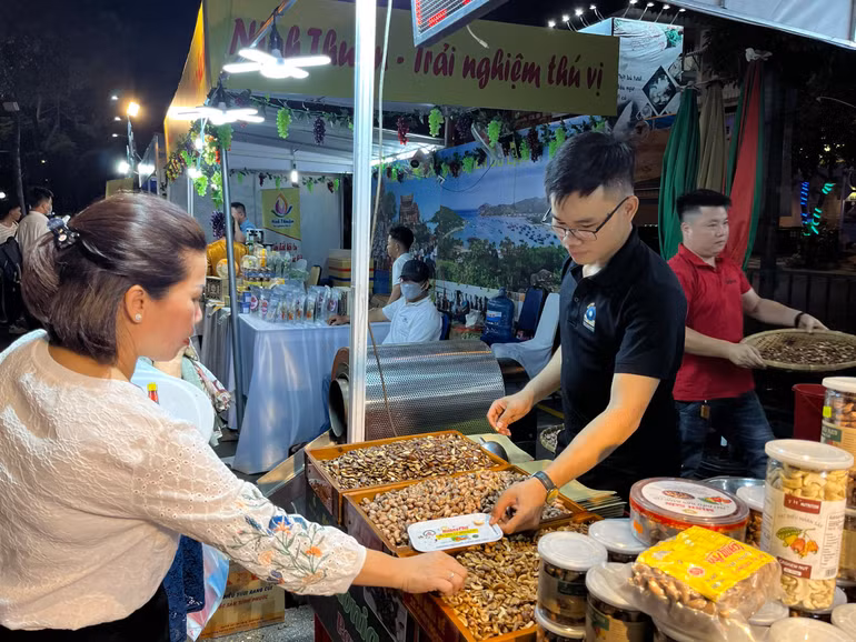 Nhiều đơn vị giới thiệu đặc sản địa phương mình tại Ngày hội Du lịch.