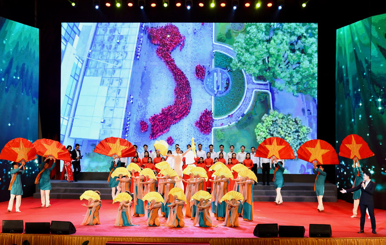 Tiết mục văn nghệ chào mừng "Quê hương tôi Việt Nam" với sự thể hiện của tốp ca nam cùng đội múa.