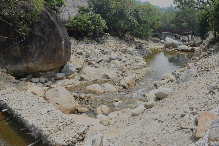 Hiện trạng của suối Lương như những ruộng bậc thang tích nước.