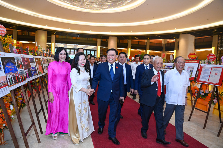 Chủ tịch Quốc hội Vương Đình Huệ cùng các đại biểu dự lễ kỷ niệm.