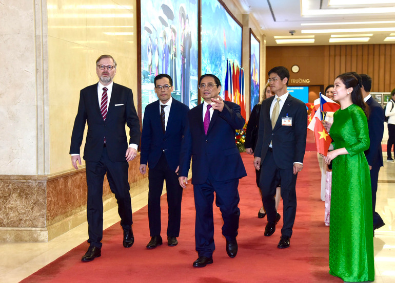 Thủ tướng Phạm Minh Chính và Thủ tướng nước Cộng hòa Séc Petr Fiala cùng tiến vào phòng hội đàm.