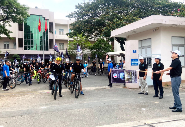 Đoàn xe đạp xuất phát từ Sở Tài nguyên và Môi trường tỉnh Đồng Nai trên đường Đồng Khởi. Đoàn xe đạp xuất phát từ Sở Tài nguyên và Môi trường tỉnh Đồng Nai trên đường Đồng Khởi.