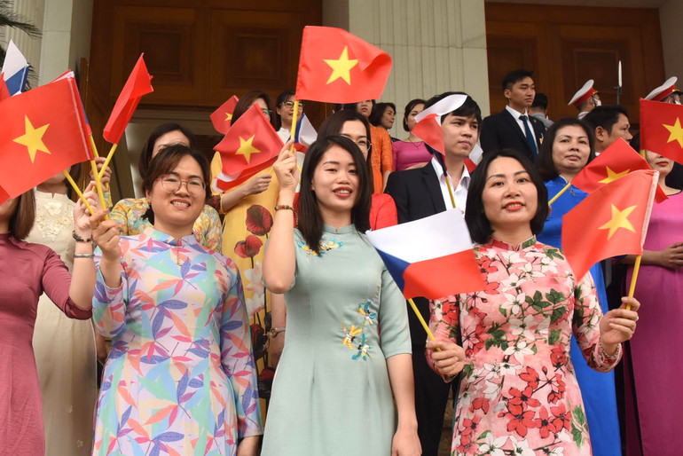 Các thiếu nữ vẫy chào Thủ tướng Cộng hòa Séc Petr Fiala.