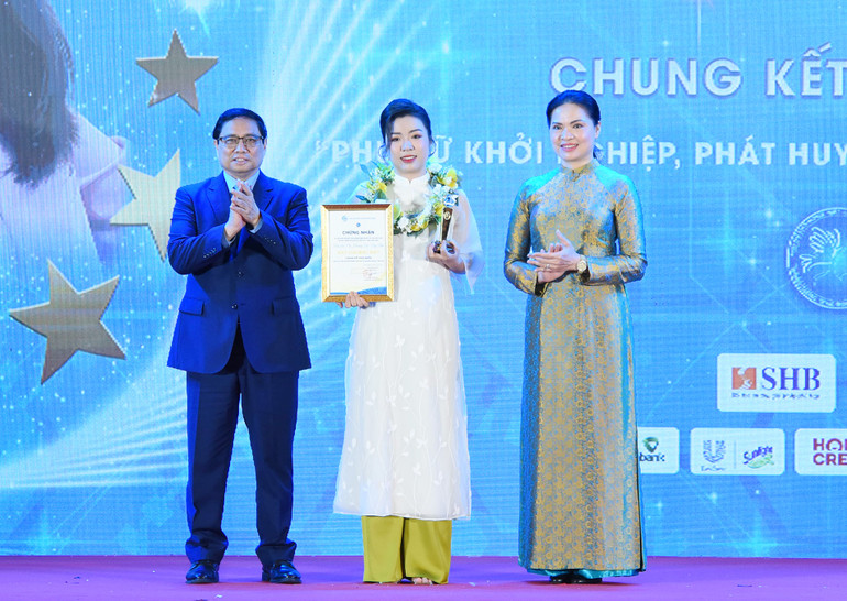 Thủ tướng Phạm Minh Chính và Chủ tịch Hội Liên hiệp Phụ nữ Việt Nam Hà Thị Nga trao giải Đặc biệt cho chị Hoàng Thị Thuỳ Linh, Hội Liên hiệp phụ nữ tỉnh Vĩnh Phúc cuộc thi "Phụ nữ khởi nghiệp, phát huy tài nguyên bản địa" năm 2023..