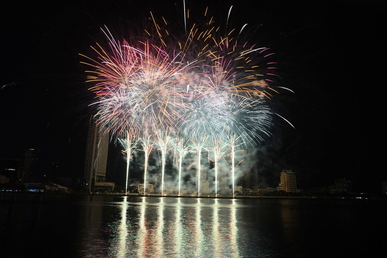 Màn trình diễn pháo hoa của 2 đội Việt Nam và Phần Lan trong đêm khai mạc.