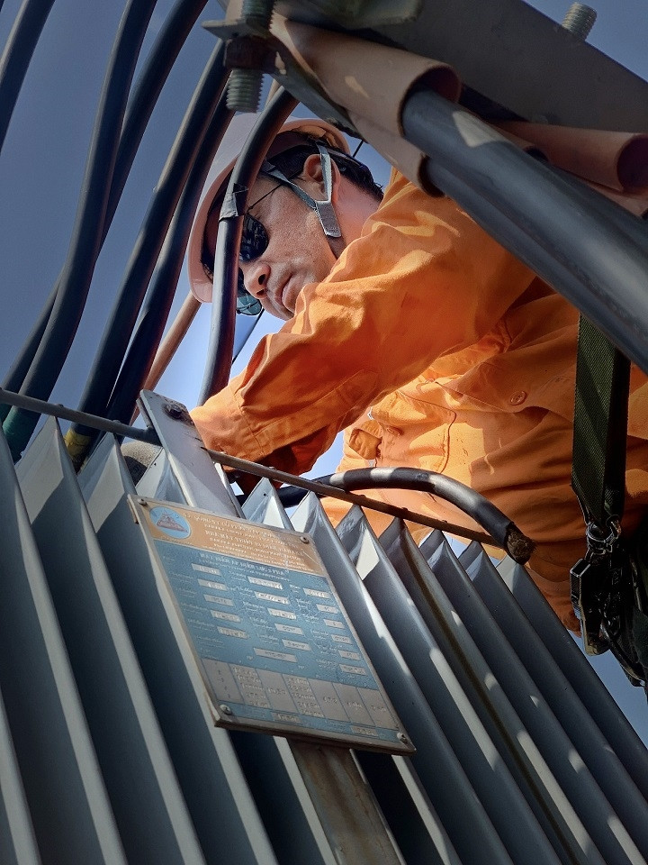 Công nhân Điện lực Tam Đảo (PC Vĩnh Phúc) sửa chữa bảo dưỡng máy biến áp.