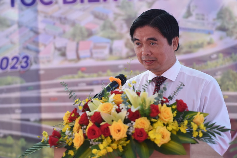 Giám đốc Ban Quản lý dự án công trình giao thông tỉnh Đồng Nai Ngô Thế Ân phát biểu tại lễ động thổ dự án cao tốc Biên Hòa-Vũng Tàu qua địa bàn Đồng Nai.