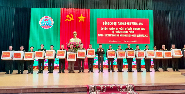 Đại tướng Phan Văn Giang tặng quà các đơn vị Lực lượng vũ trang đứng chân trên địa bàn tỉnh Bình Định.