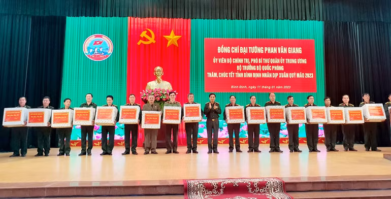 Đại tướng Phan Văn Giang tặng quà các đơn vị Lực lượng vũ trang đứng chân trên địa bàn tỉnh Bình Định. Đại tướng Phan Văn Giang tặng quà các đơn vị Lực lượng vũ trang đứng chân trên địa bàn tỉnh Bình Định.