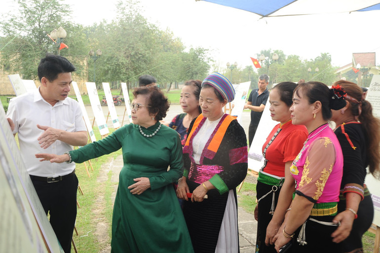 Nhà thơ Nguyễn Thị Mỹ Dung giới thiệu với cán bộ và đồng bào tại Làng Văn hóa-Du lịch các dân tộc Việt Nam về quá trình thực hiện triển lãm.