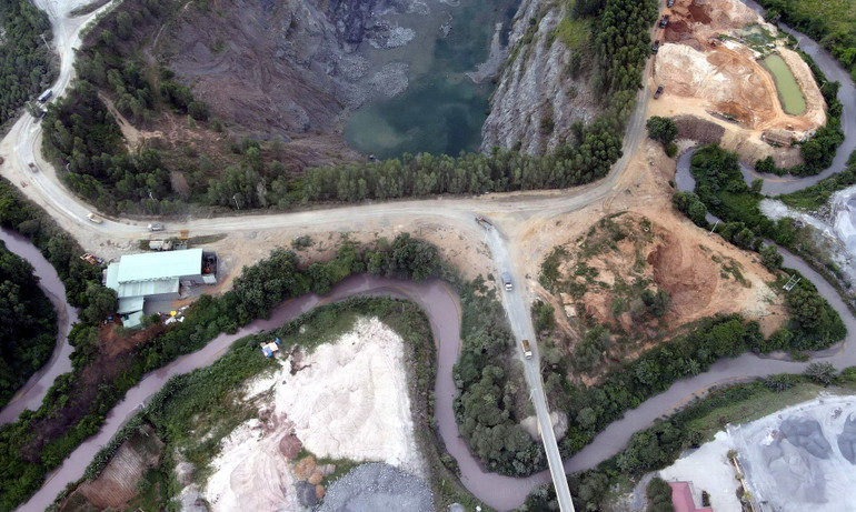 Sông Buông bị bao vây bởi quá trình khai thác đá ở cụm mỏ Phước Tân.