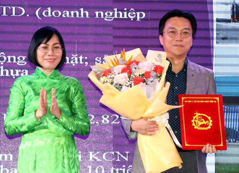 Phó Chủ tịch Ủy ban nhân dân tỉnh Đồng Nai Nguyễn Thị Hoàng (bên trái) trao giấy chứng nhận đầu tư cho một doanh nghiệp FDI ngày 30/3.