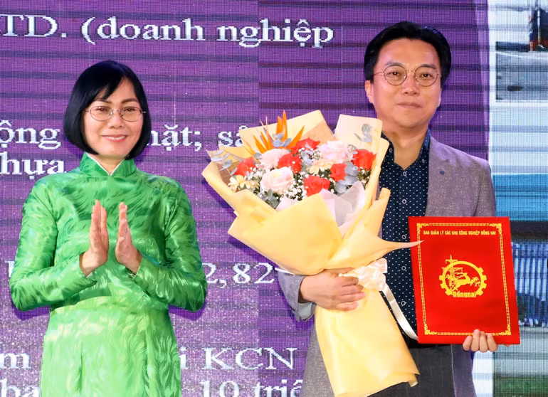 Phó Chủ tịch Ủy ban nhân dân tỉnh Đồng Nai Nguyễn Thị Hoàng (bên trái) trao giấy chứng nhận đầu tư cho một doanh nghiệp FDI ngày 30/3.