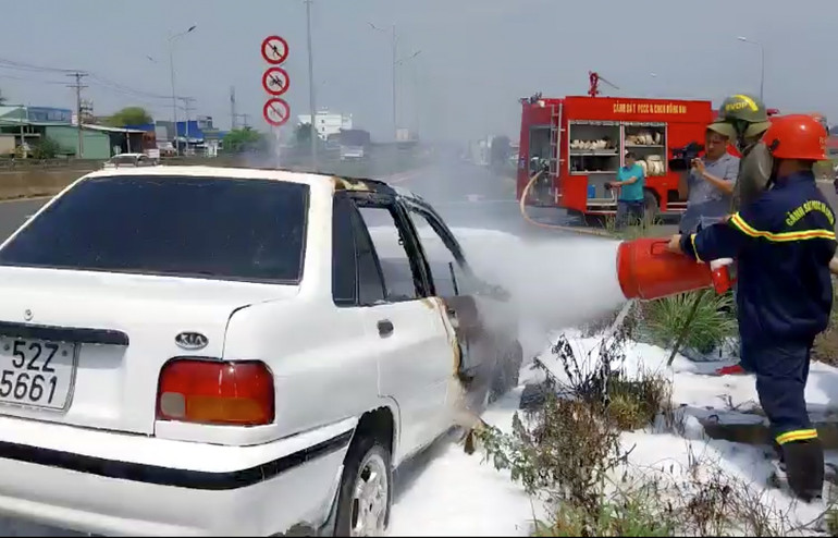 Lực lượng chức năng có mặt dập lửa.