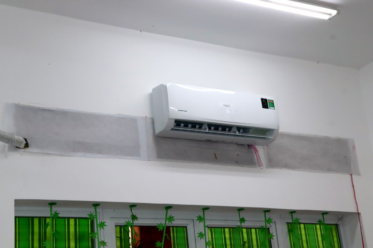 Các tấm chắn bụi được bịt kín các phòng học sau khi máy lạnh được lắp.