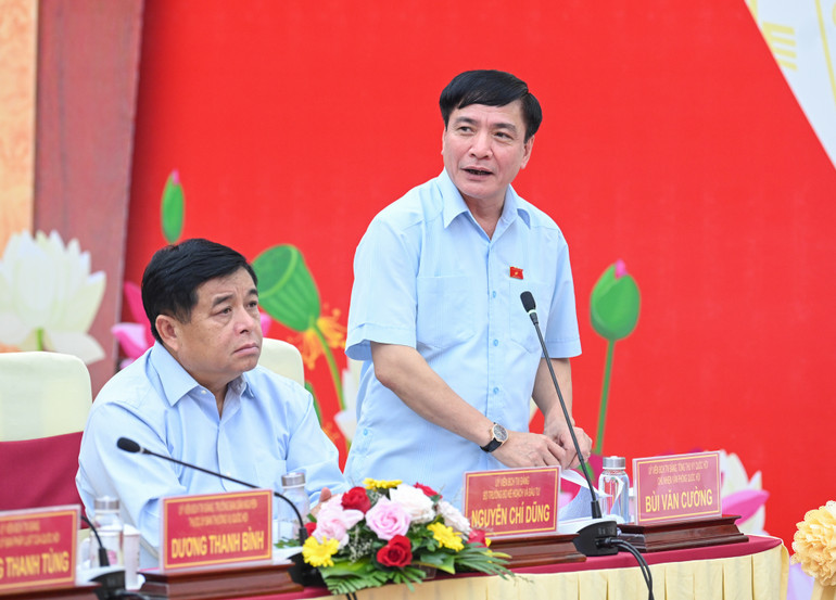 Tổng Thư ký, Chủ nhiệm Văn phòng Quốc hội Bùi Văn Cường phát biểu tại buổi làm việc.