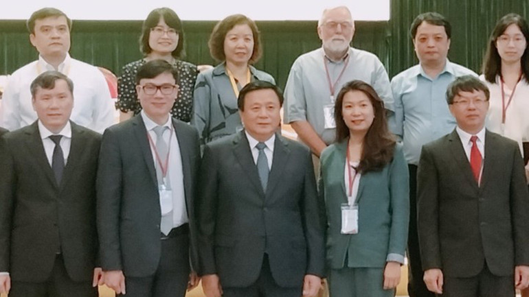 Đồng chí Nguyễn Xuân Thắng cùng các nhà khoa học tham gia Hội thảo.