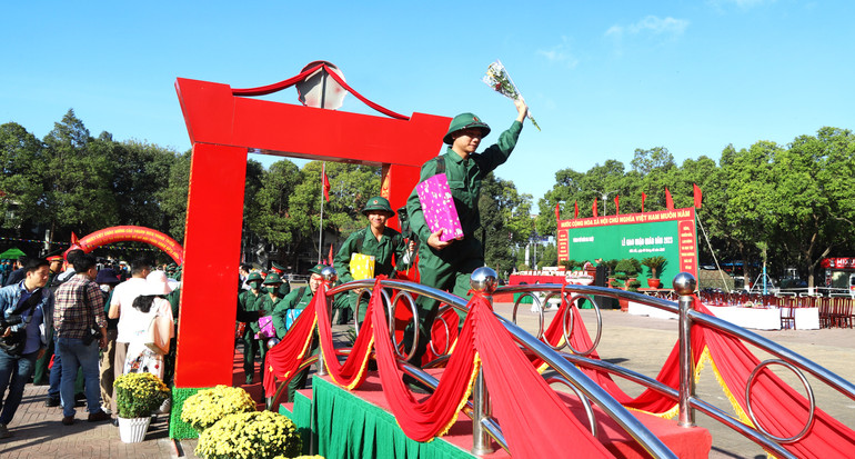 Các tân binh qua cầu Vinh Quang nô nức lên đường tòng quân.