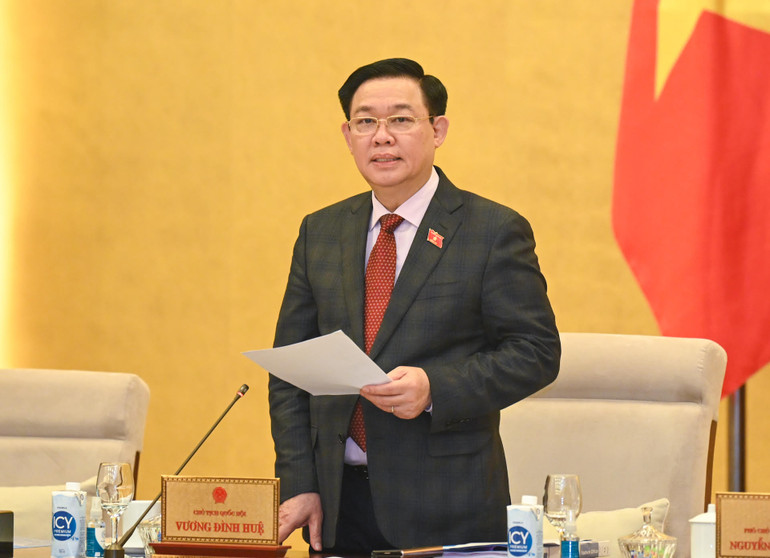 Chủ tịch Quốc hội Vương Đình Huệ phát biểu khai mạc phiên họp. Chủ tịch Quốc hội Vương Đình Huệ phát biểu khai mạc phiên họp.