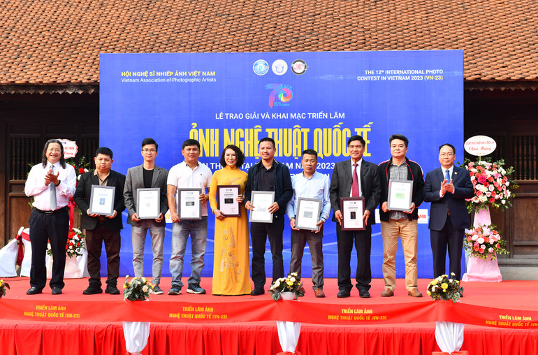 Các tác giả nhận Bằng danh dự của cuộc thi.