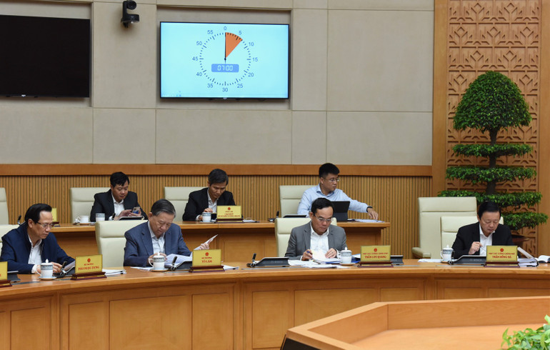 Các đồng chí Phó Thủ tướng và các bộ trưởng tham dự phiên họp.