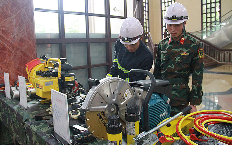 Các sĩ quan, chiến sĩ kiểm tra vật tư, thiết bị mang theo trong chuyến công tác hỗ trợ nhân đạo, cứu trợ thảm họa tại Thổ Nhĩ Kỳ.